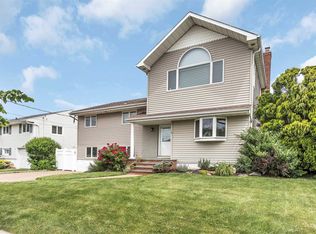 6 Jomarr Ct, Massapequa, NY 11758