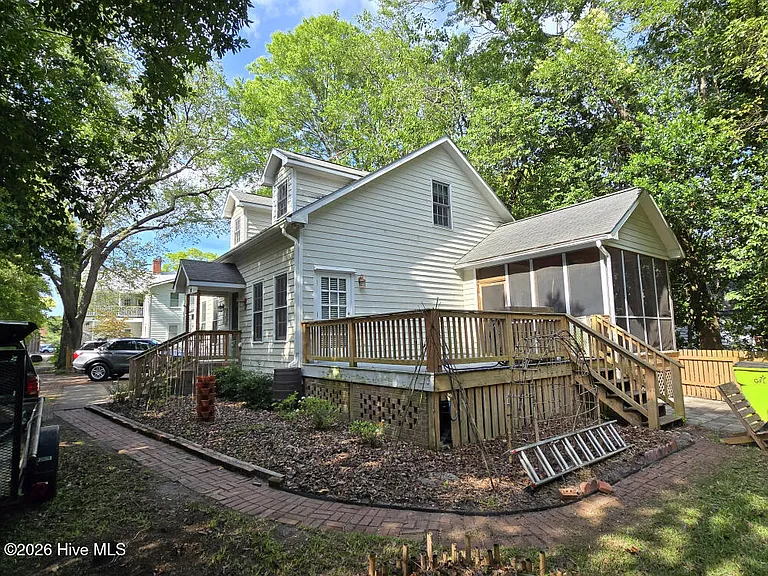 221 Pollock St — Photo 10