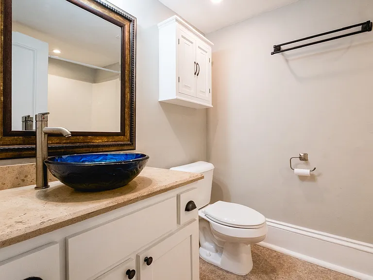 221 E 10th St #1 — Photo 14