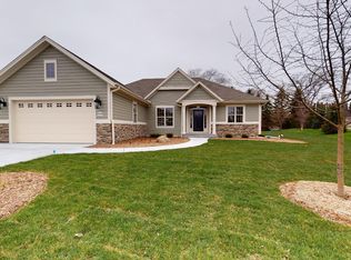 W222N4799 Seven Oaks Dr, Pewaukee, WI 53072