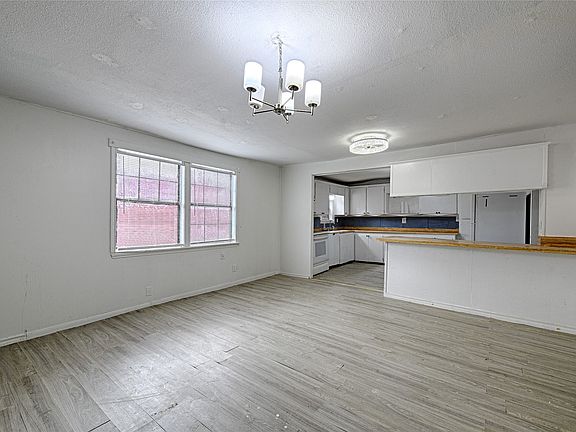 2nd image of 109 W Marsalis St
