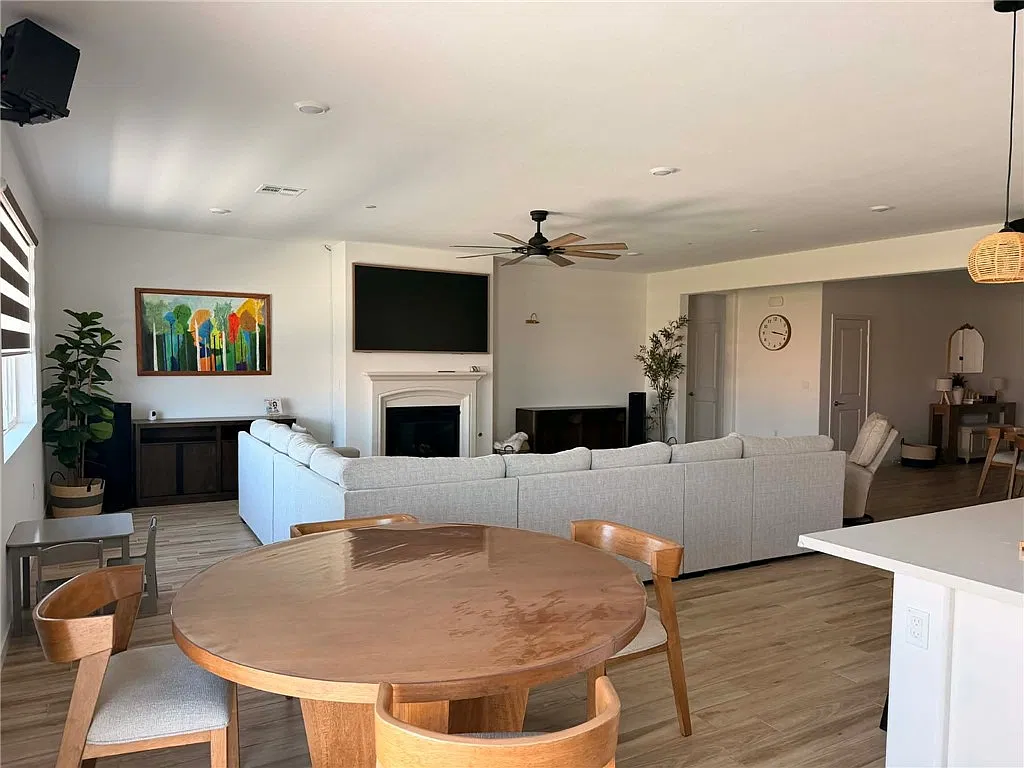 4 bed, 3.5 bath, 2767 sqft, $3,850 — Photo 2