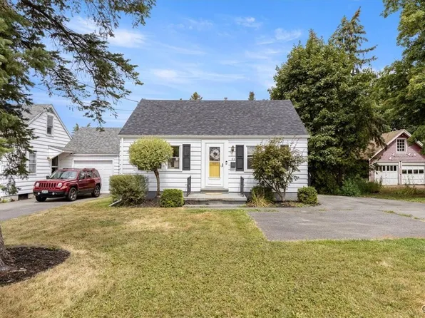 93 Burrstone Rd, New York Mills, NY 13417