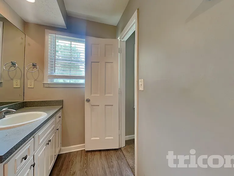 515 Westbridge Dr — Photo 10