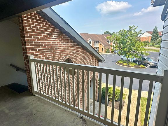 3rd image of 19 Black Oak Dr