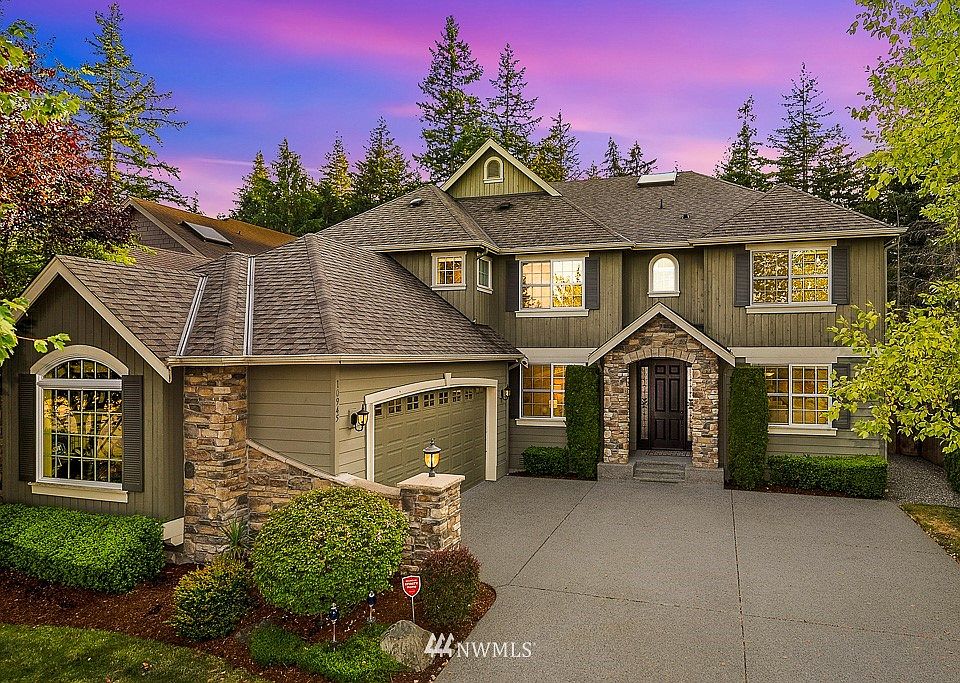 Magnificent Murray Franklyn resale in Redmond Ridge East custom built in 2009.