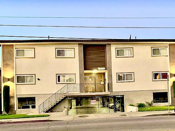 5th image of 15851 Vanowen St #106
