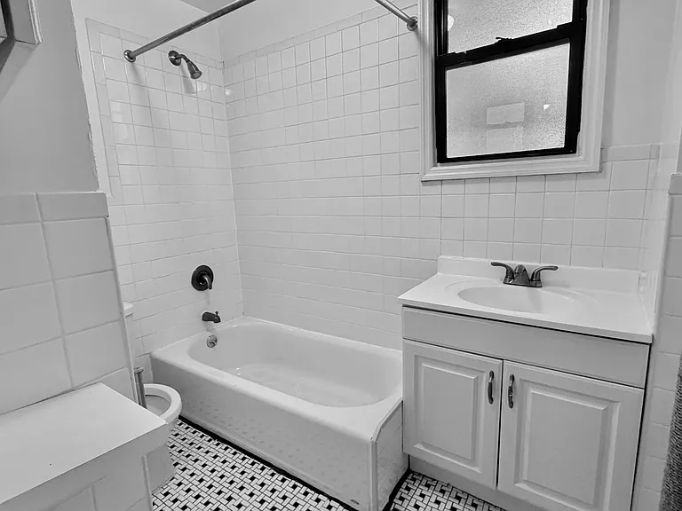 213 1/2 W 16th St #3 — Photo 10