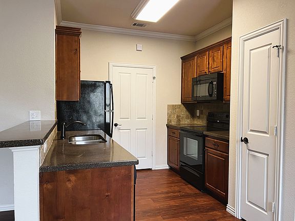 3rd image of 420 W Franklin St #12