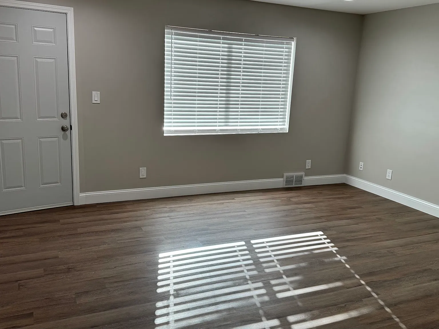 704 Rockford Ave — Photo 2