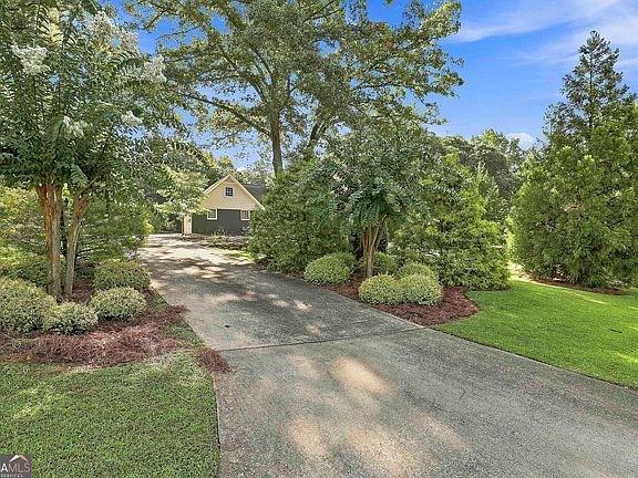 3rd image of 1060 Oak Ridge Dr
