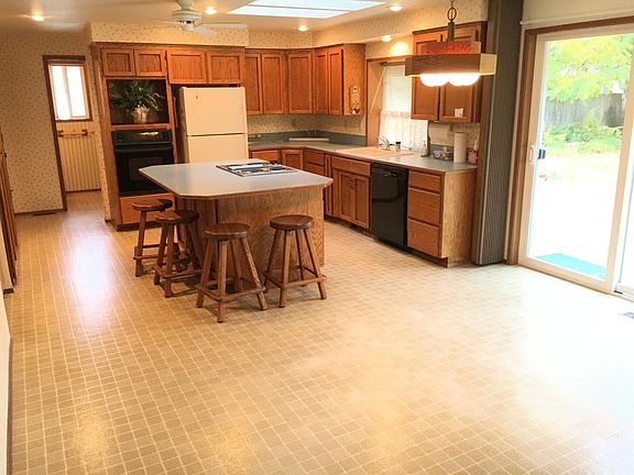 3rd image of 5913 Glenmore Dr SE