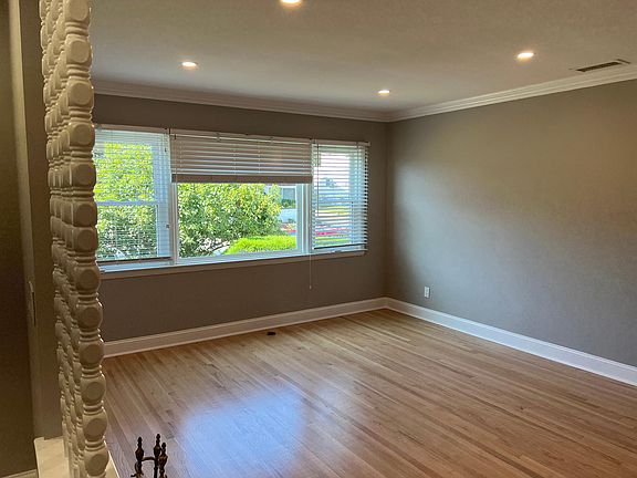 4th image of 60 Byron Ave