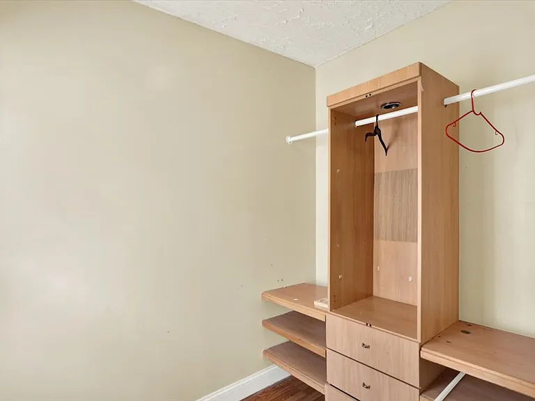 234 W Douglass St — Photo 16