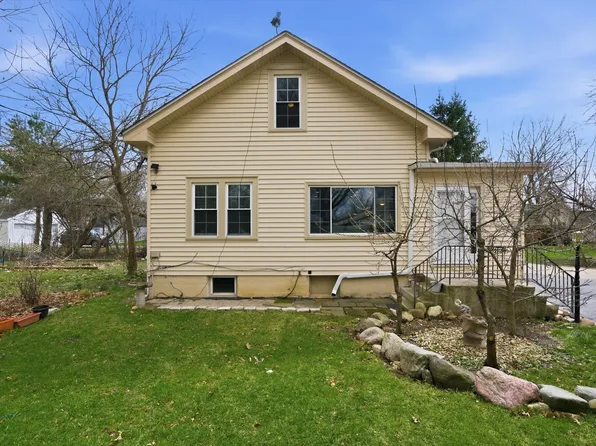 305 Circle Rd, Fox River Grove, IL 60021