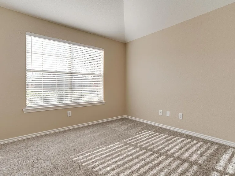 9508 Fox Hill Dr — Photo 5