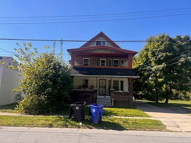 House front view. Up unit entrance at the side