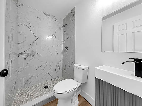 3rd image of 950 W 7th St #1