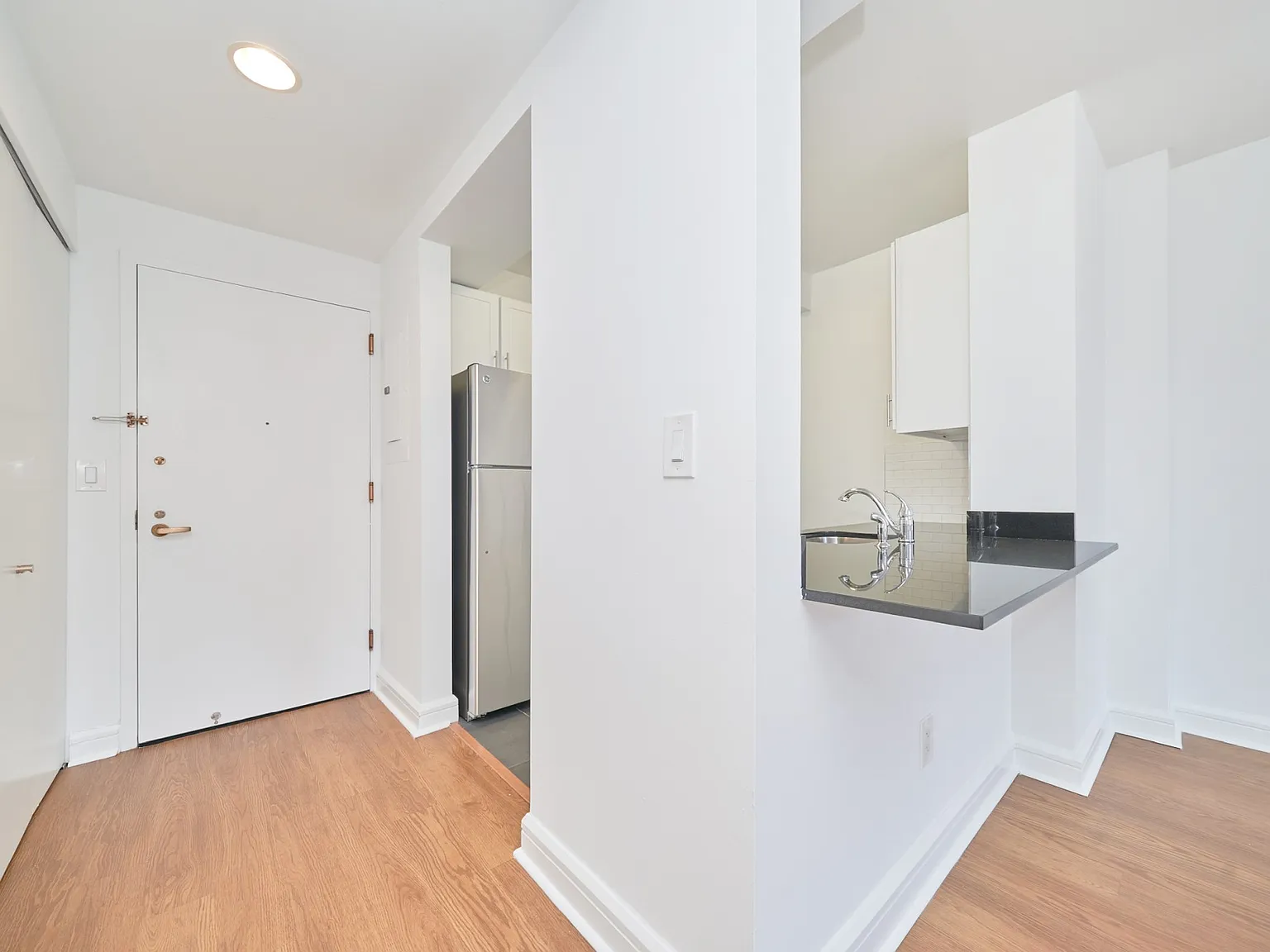 140 Riverside Boulevard — Photo 4