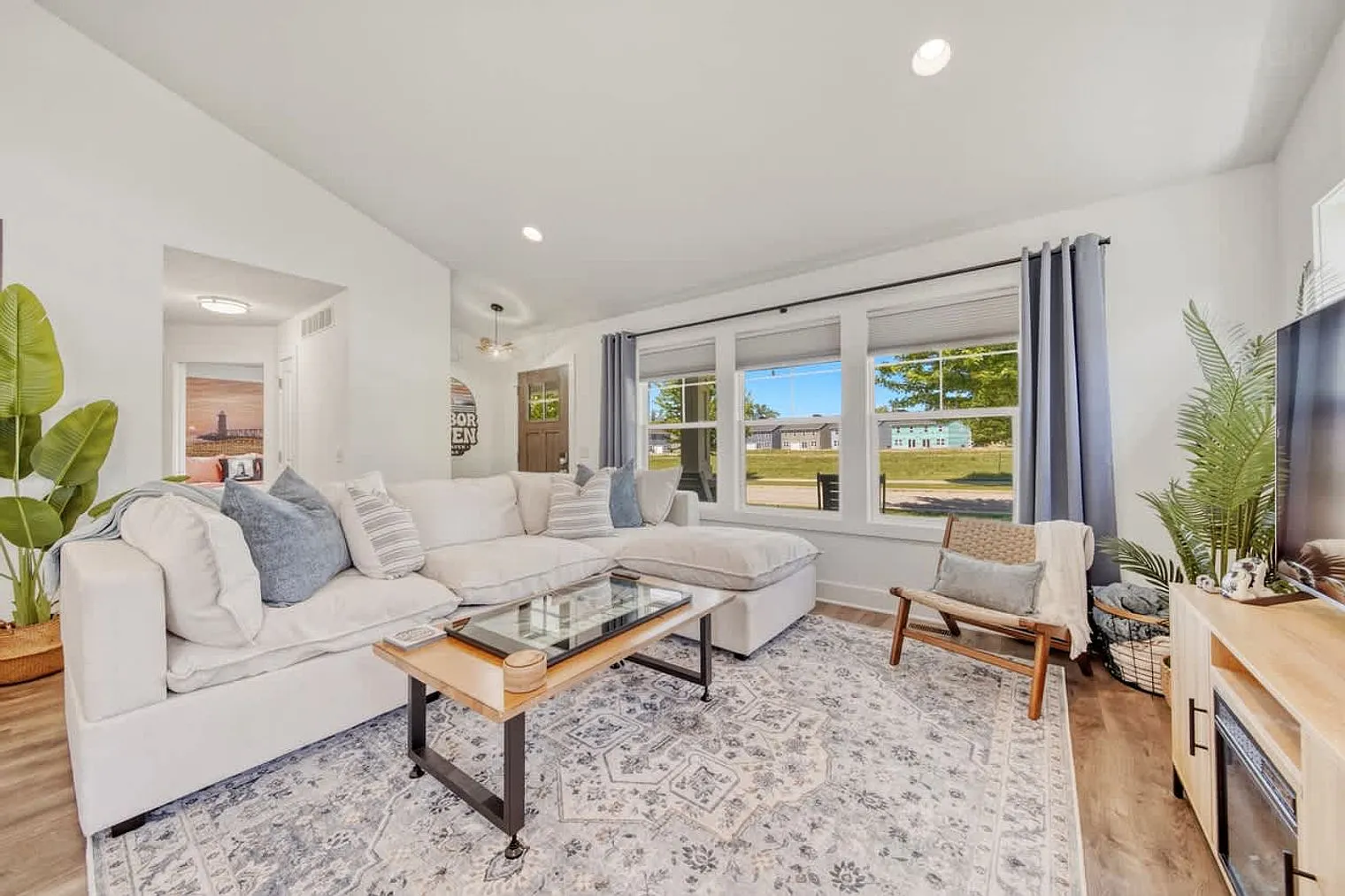 4 bed, 3.0 bath, 2281 sqft, $7,960 — Photo 2