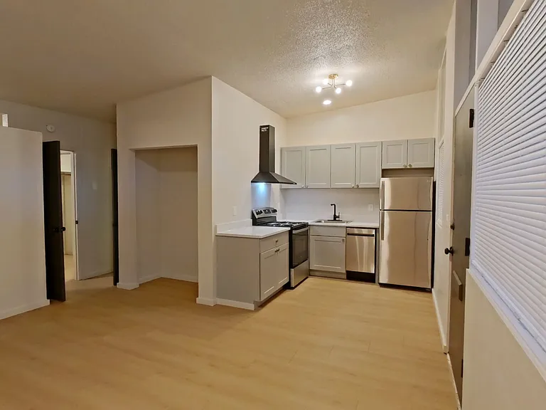 University Manor - Newly Renovated Units just a short walk from Campus! — Photo 8