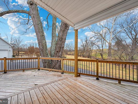 4th image of 11646 Creagerstown Rd