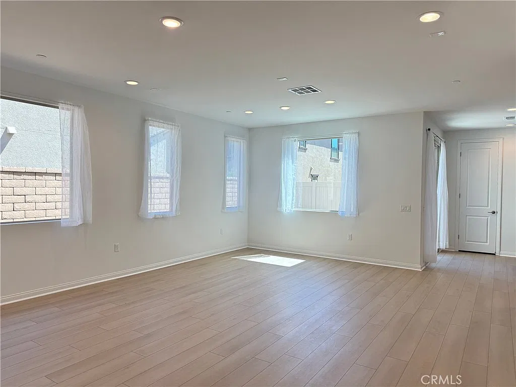 4 bed, 2.5 bath, 2038 sqft, $3,800 — Photo 3