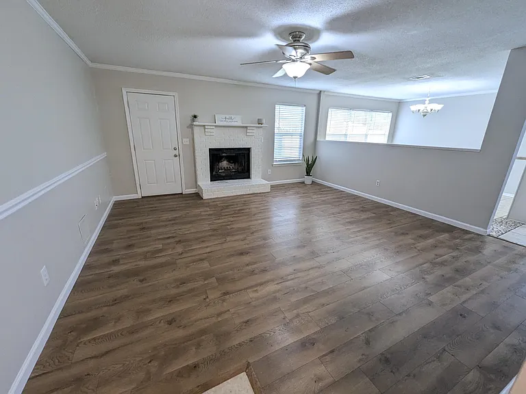 1625 Campbell Dr N — Photo 2