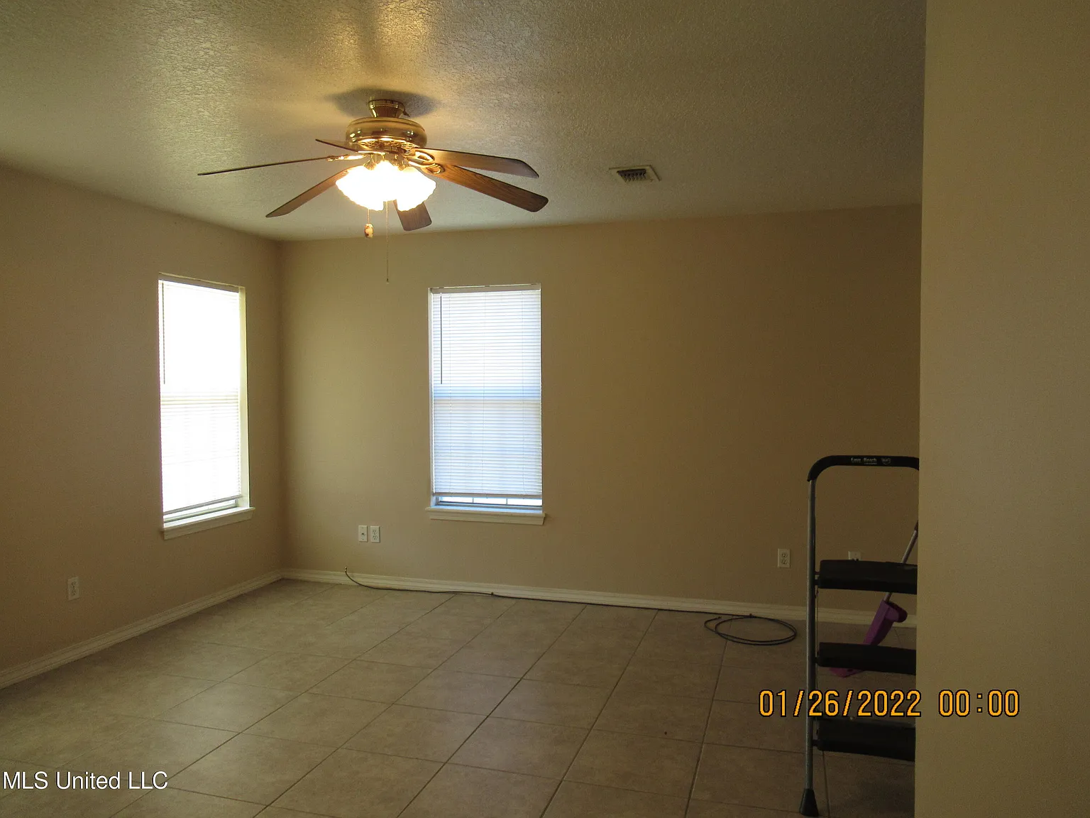 3 bed, 2.0 bath, 1088 sqft, $1,300 — Photo 3