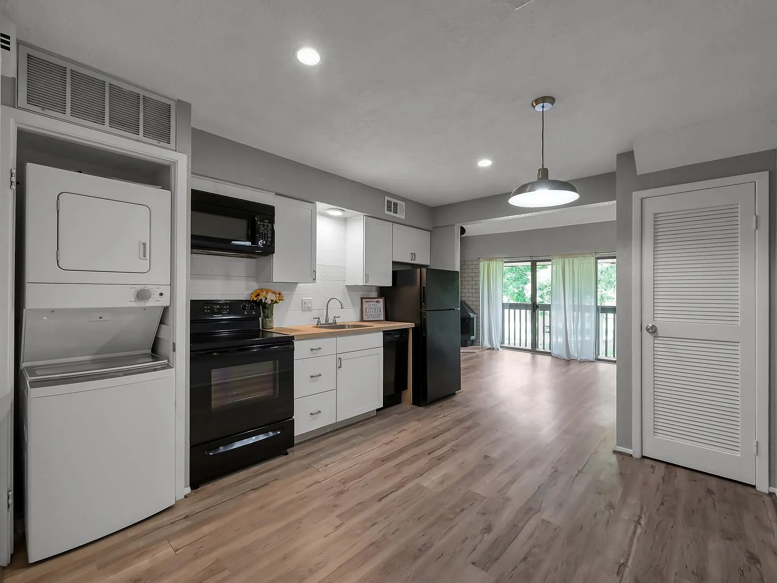 2 bed, 2.0 bath, 866 sqft, $1,300 — Photo 3