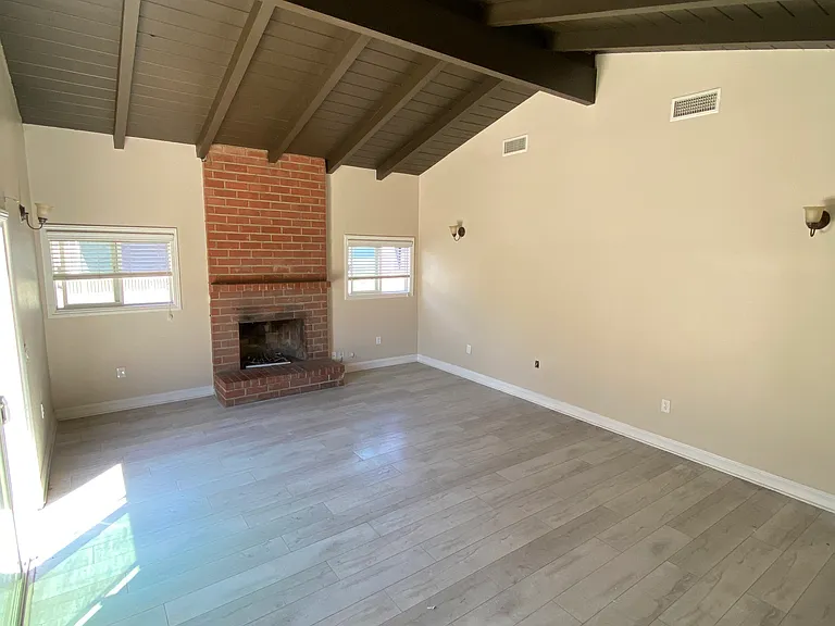 1030 E M St — Photo 27