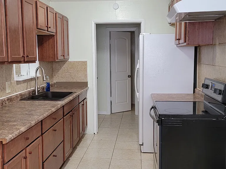 102 Grove St — Photo 4