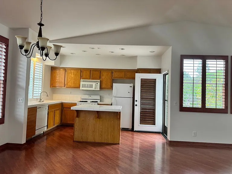 606 Larkridge — Photo 4