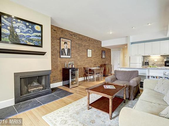Living Room (2 of 2)