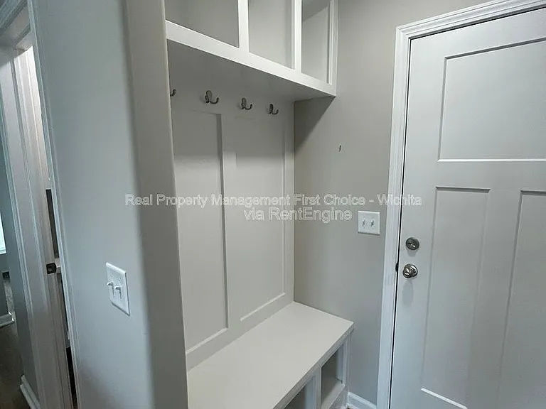 902 E Bellows St — Photo 11