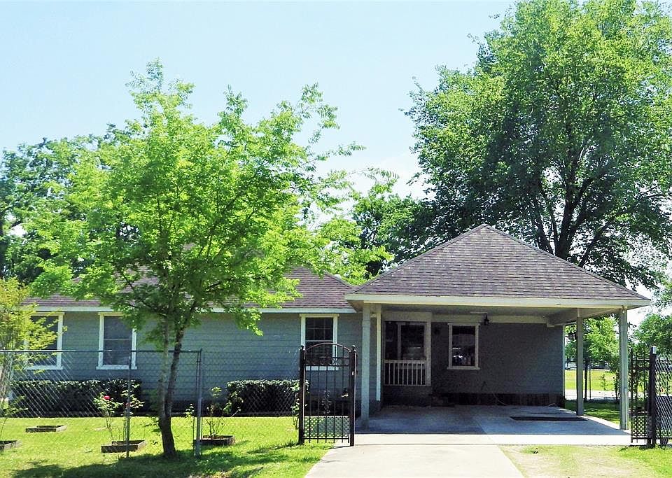 * High and Dry * Did not flood during Harvey. Real Wood and Laminate floors throughout. Come check this on out