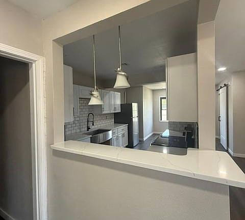 3rd image of 806 W 2nd St