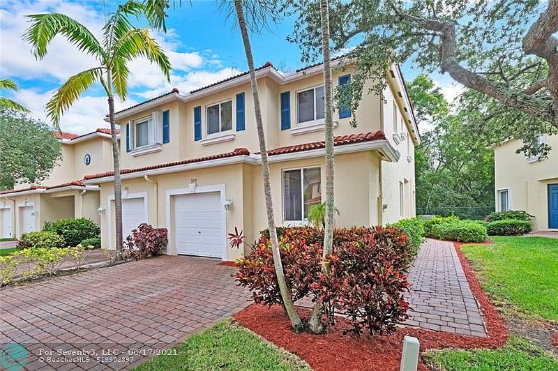 1st image of 3058 N Evergreen Cir