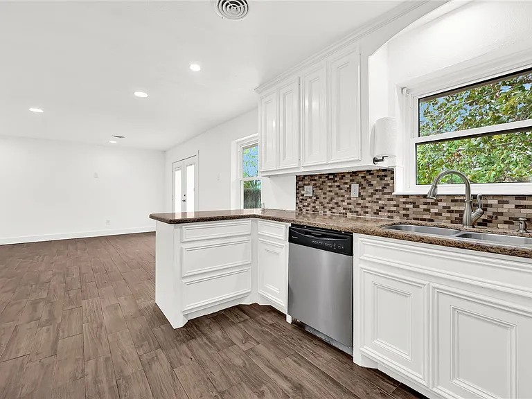 470 Beresford St — Photo 4
