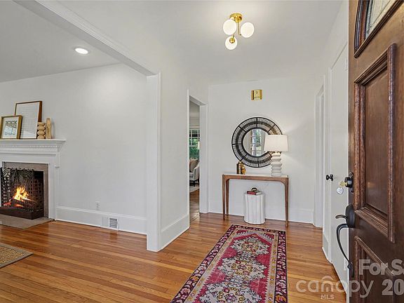 3rd image of 470 Livingston Dr