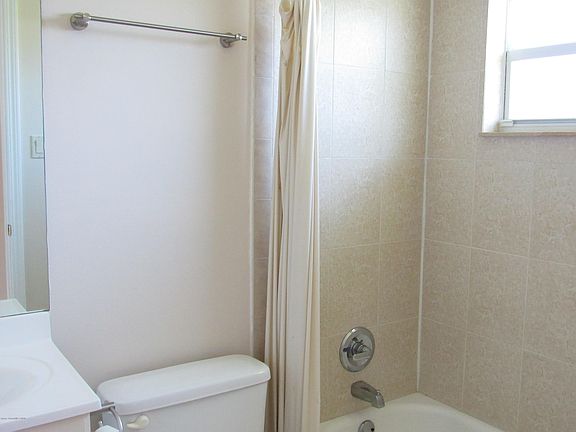 5th image of 310 Johnson Ave APT 15