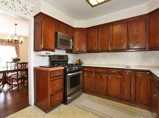 33 Sherwood Rd, Rockville Centre, NY 11570