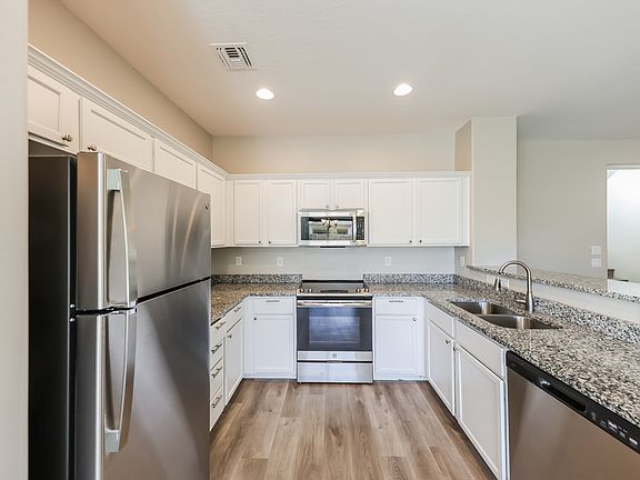 5th image of 15467 W Canterbury Dr