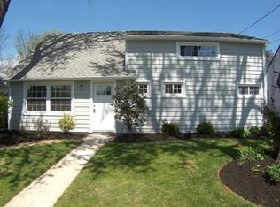 18 Grand Ave, Iselin, NJ 08830