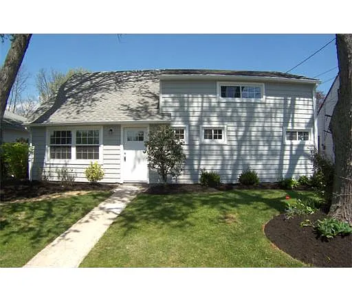 18 Grand Ave photo 1