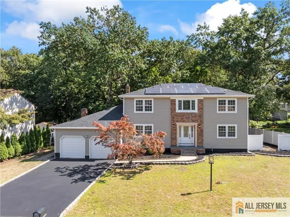 13 Glynn Ct, Parlin, NJ 08859