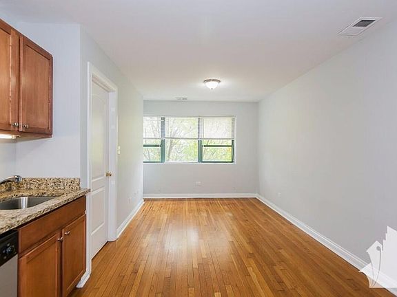 3rd image of 7614 N Marshfield Ave #204