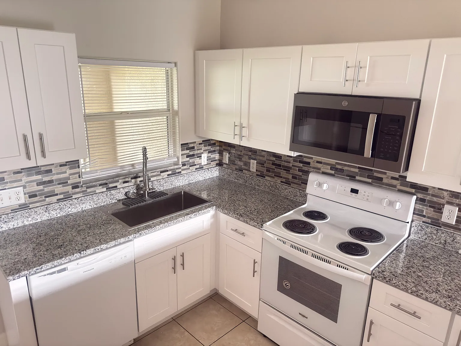 2 bed, 2378 sqft, $1,600 — Photo 4