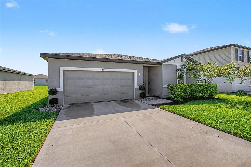 4 bed, 2.0 bath, 1957 sqft, $2,400 — Photo 2