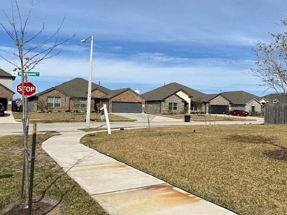Exterior Neighborhood (street photo)